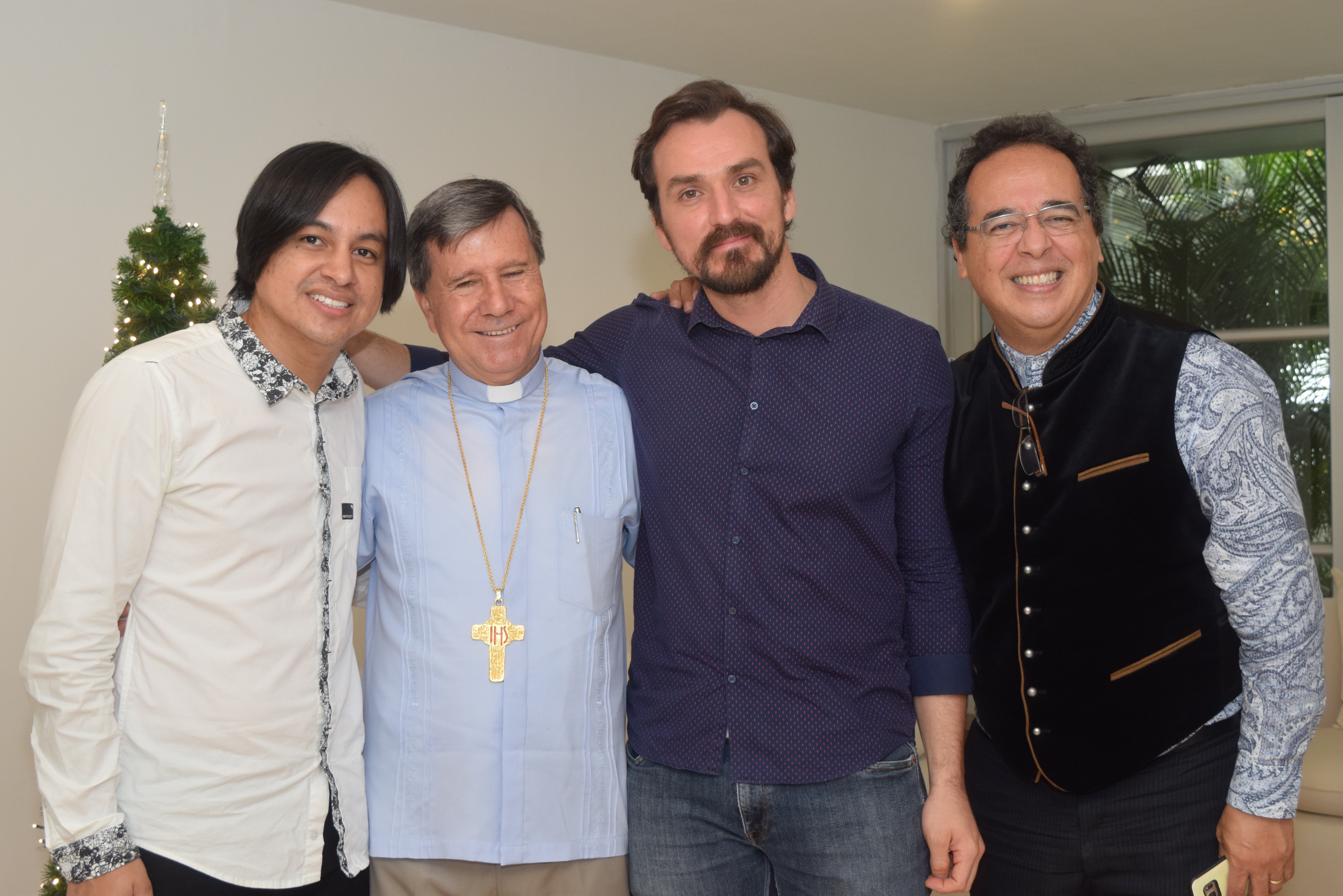Maestro Andrés Acosta, Director de la Banda Sinfónica del Huila, Obispo de Neiva, Monseñor Froilán Casas, Maestro Manuel Carazo Vargas, director de orquesta, invitado de Costa Rica y Maestro Alejandro Orellana, director de orquesta invitado de Venezuela – Austria.